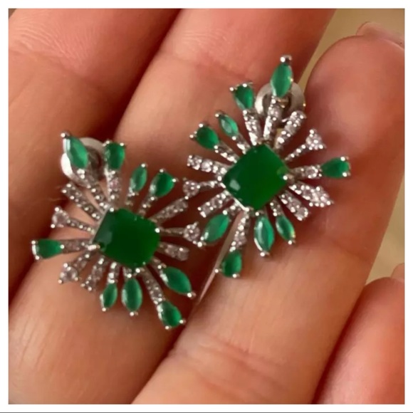 🎁 Swarovski Crystals The Galanty Starburst Earrings - Picture 3 of 4